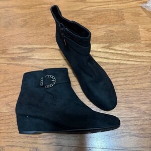 Impo Black Faux Suede Wedge Ankle Boots Chain Detail Side Zip Women's Size 8M
